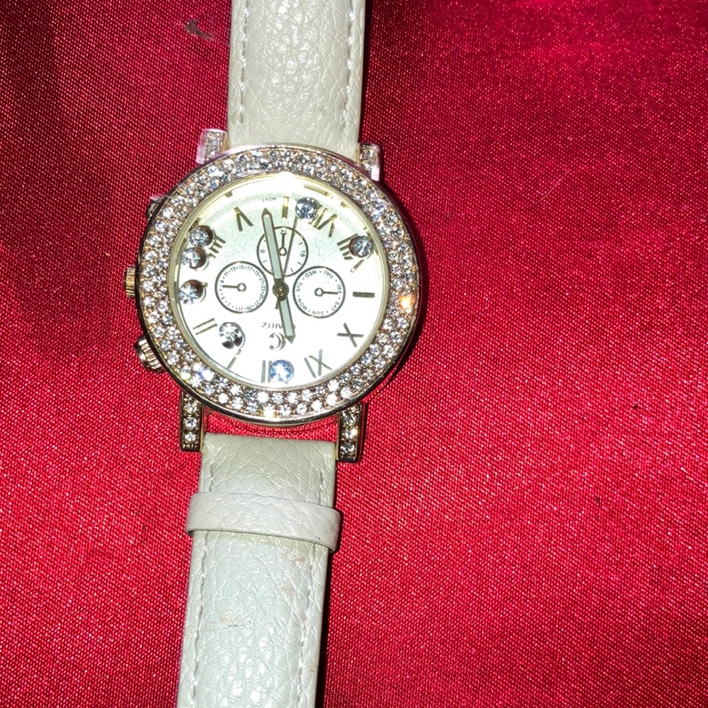 Watch quartz with crystals white and gold